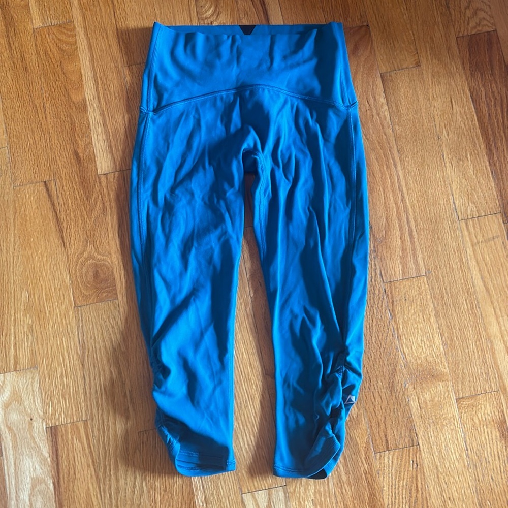 Adorable girls size 10 turquoise Ivivva capris leggings.
